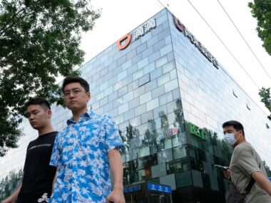 В Китае начались массовые увольнения работников из-за требований властей