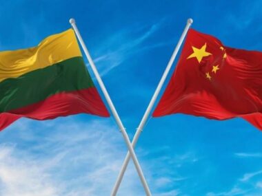 Китай требует от ТНК разорвать связи с Литвой - Reuters