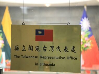 Китай усилит давление, если ЕС не поддержит Литву – депутаты Европарламента