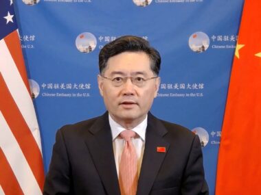 Цинь Ган: Китай не желает санкций США, но ответит решительными мерами в случае их введения