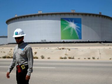 Китай и Саудовская Аравия ведут переговоры о торговле нефтью в юанях
