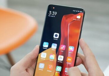 Китайские производители смартфонов вдвое сократили поставки в Россию