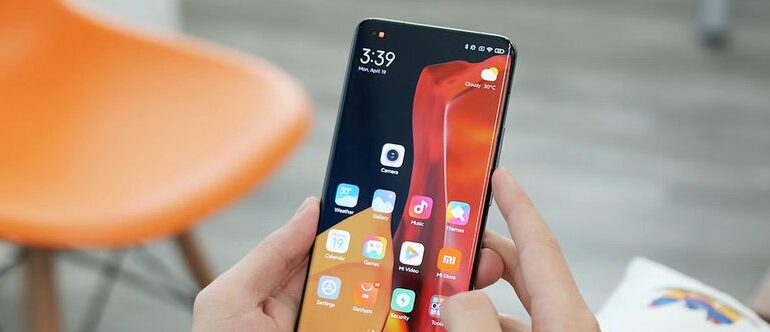 Китайские производители смартфонов вдвое сократили поставки в Россию