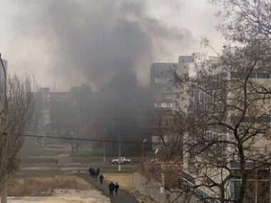俄罗斯兵向马里乌波尔居住区开火：几所房屋和一所学校遭到破坏。乌克兰 俄罗斯 战争