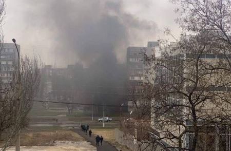 俄罗斯兵向马里乌波尔居住区开火：几所房屋和一所学校遭到破坏。乌克兰 俄罗斯 战争