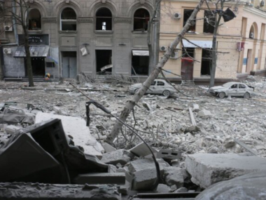 哈尔科夫一栋住宅楼遭受俄罗斯军队的空袭，已造成8人死亡，6人受伤-乌克兰国家应急处。