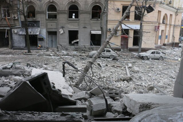 哈尔科夫一栋住宅楼遭受俄罗斯军队的空袭，已造成8人死亡，6人受伤-乌克兰国家应急处。