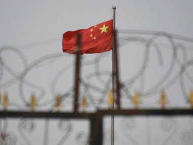 Китай вводит ответные визовые санкции против чиновников США