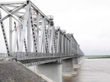 В России завершили строительство российской части ж/д моста через Амур между РФ и КНР