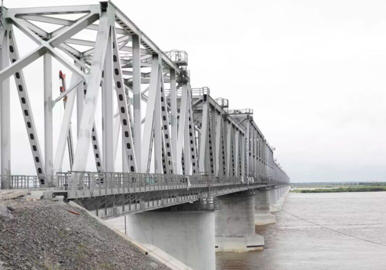 В России завершили строительство российской части ж/д моста через Амур между РФ и КНР