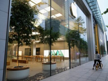 Apple надеется увеличить производство за пределами Китая - WSJ