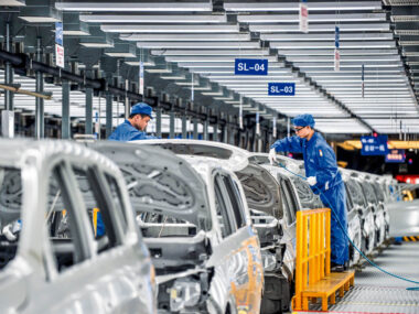 Из-за локдаунов производство авто в Китае в апреле упало на 46,2%