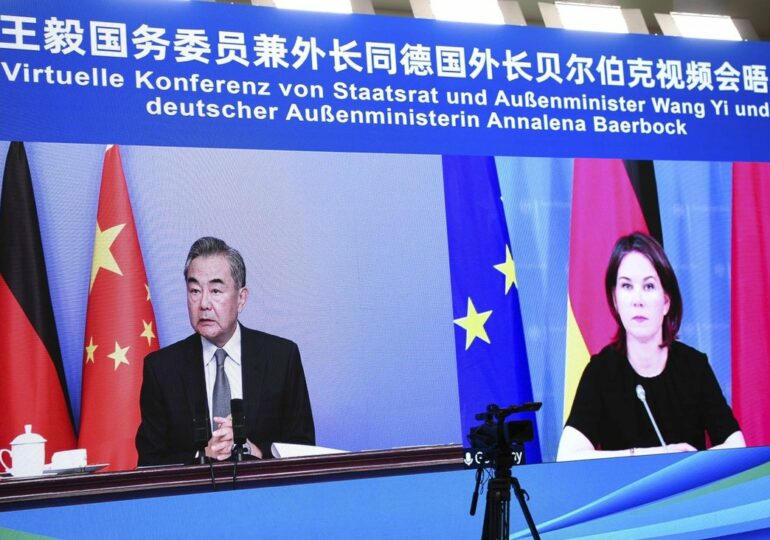 Китай и Германия должны сотрудничать для обеспечения стабильности в мире - Ван И