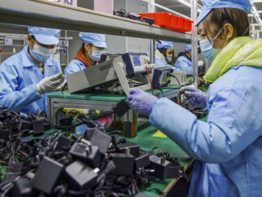 Производственная активность в Китае замедлила падение из-за ослабления карантинных ограничений