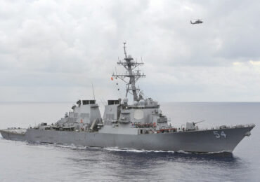 Министерство обороны КНР обвинило эсминец США во вторжении в территориальные воды Китая