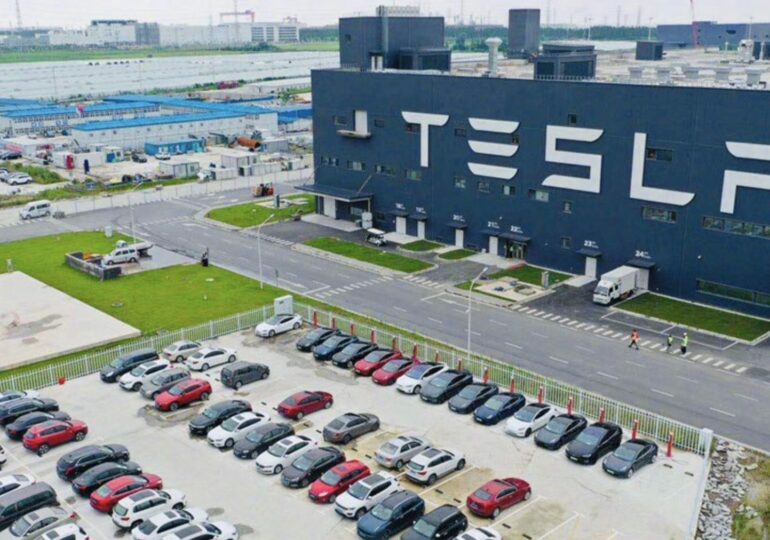 Поставки Tesla упали из-за коронавирусных локдаунов в Китае