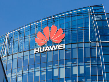 СМИ: Huawei перевела часть сотрудников из России в Казахстан и Узбекистан