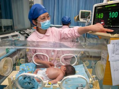 Экономический спад в Китае плохо сказывается на рождаемости - WSJ