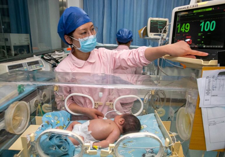 Экономический спад в Китае плохо сказывается на рождаемости - WSJ