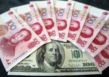 Юань продолжает падение по отношению к доллару