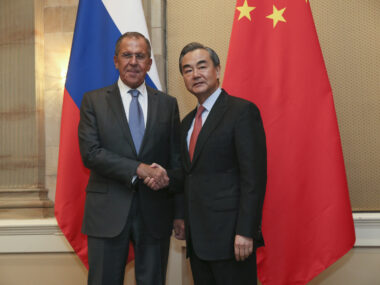 Ван И похвалил РФ за "ответственную" позицию по ядерной войне на саммите G20