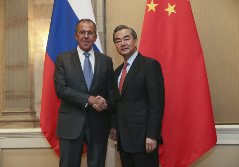 Ван И похвалил РФ за "ответственную" позицию по ядерной войне на саммите G20