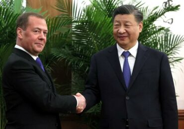 Си Цзиньпин встретился с Медведевым: обсудили войну в Украине