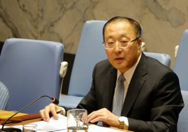 Постпред Китая в ООН призвал поощрять к переговорам РФ и Украину