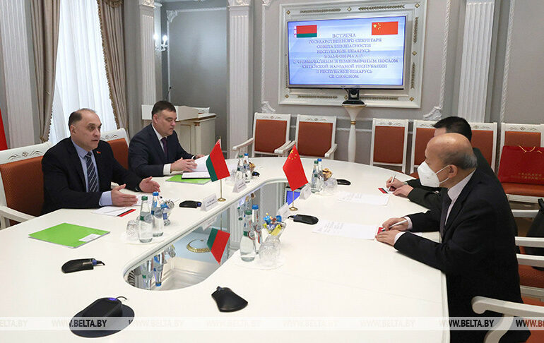 Секретарь совбеза Беларуси провел переговоры с послом КНР