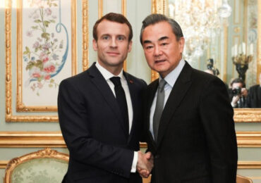 Ван И и президент Франции обсудили войну в Украине