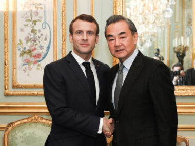 Ван И и президент Франции обсудили войну в Украине