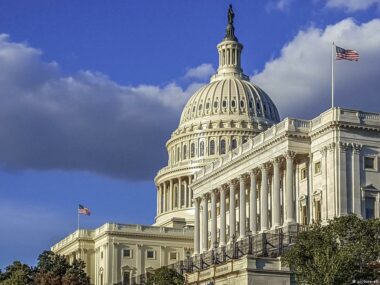Сенаторы США представили законопроект об ограничении технологий из Китая и РФ
