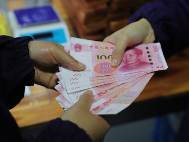 Китайский юань заменил доллар как самую торгуемую валюту в РФ