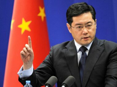 КНР не будет предоставлять оружие сторонам конфликта - Цинь Ган о войне в Украине