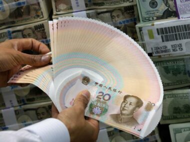 Юань опередил доллар в трансграничных операциях Китая