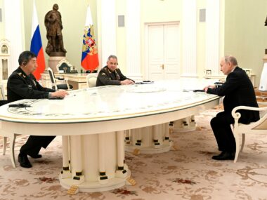 Путин провел встречу с министром обороны КНР