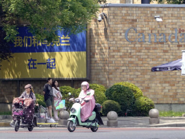 Правительство КНР призвало посольства в Пекине убрать знаки поддержки Украины - Kyodo