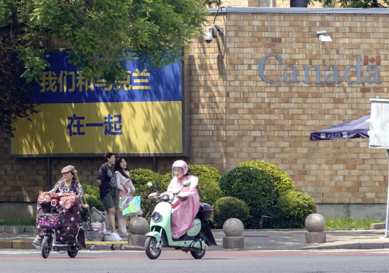 Правительство КНР призвало посольства в Пекине убрать знаки поддержки Украины - Kyodo