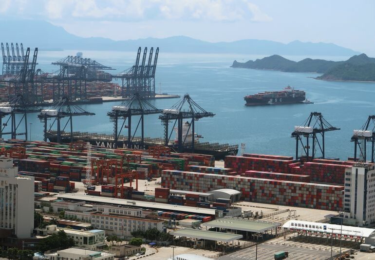 Импорт-экспорт Китая по итогам мая ожидает сокращение - опрос