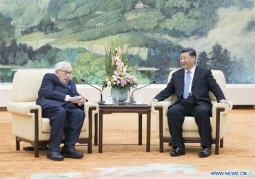 Си Цзиньпин провел встречу с Генри Киссинджером