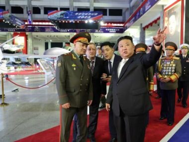 Ким Чен Ын продемонстрировал Сергею Шойгу запрещенные ракеты