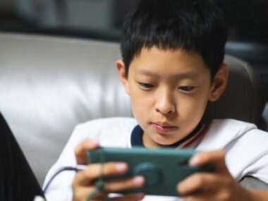 В КНР детям до 18 лет хотят ограничить использование смартфонов