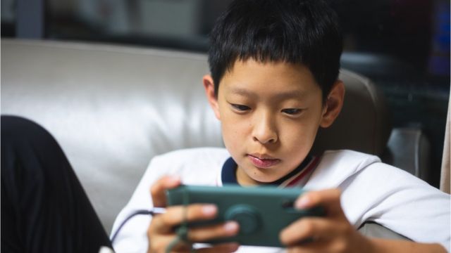 В КНР детям до 18 лет хотят ограничить использование смартфонов