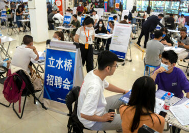 Китай приостановил публикацию данных по безработице среди молодежи