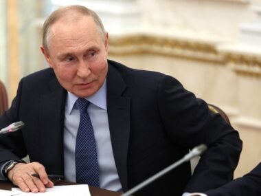 Путин возьмет с собой в КНР глав «Газпрома» и «Роснефти» - Reuters