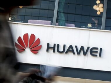 Huawei продолжает работать и нанимать сотрудников в РФ – СМИ