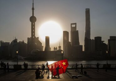 Экономический спад в Китае сохранится до 2025 года - опрос Reuters