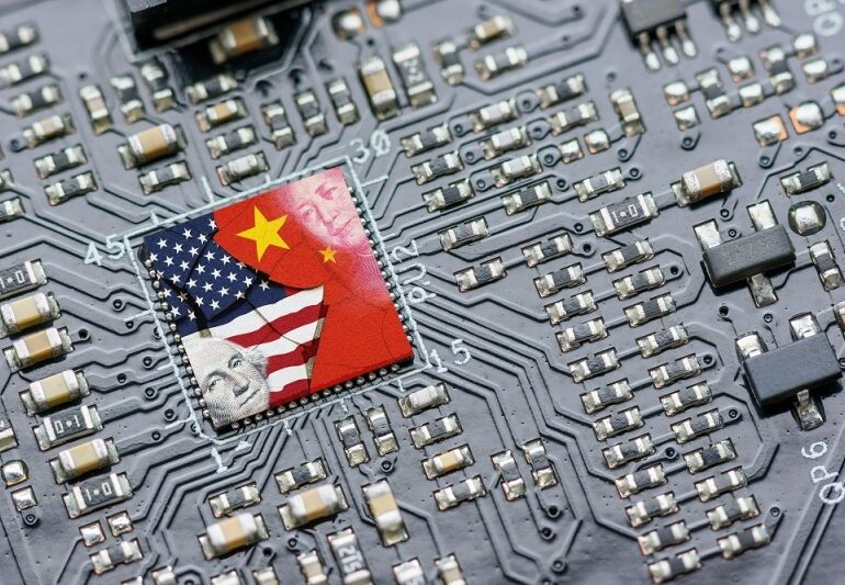 Китай закупает у США оборудование для производства чипов в обход санкций