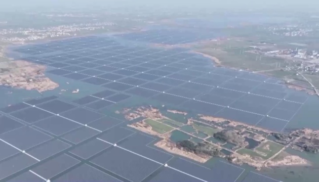 КНР ввела в эксплуатацию плавучую солнечную электростанцию на 650 МВт