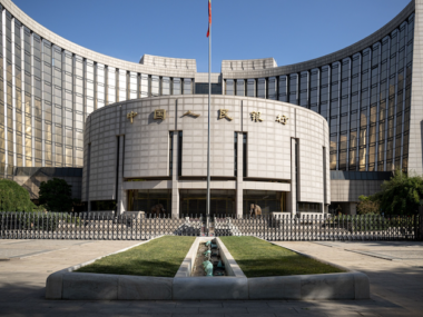 Китай влил $50 млрд в политические банки для стимулирования экономики